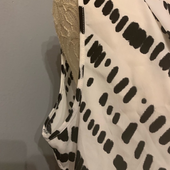 EUC- Liz Claiborne- button front blouse - Picture 8 of 11